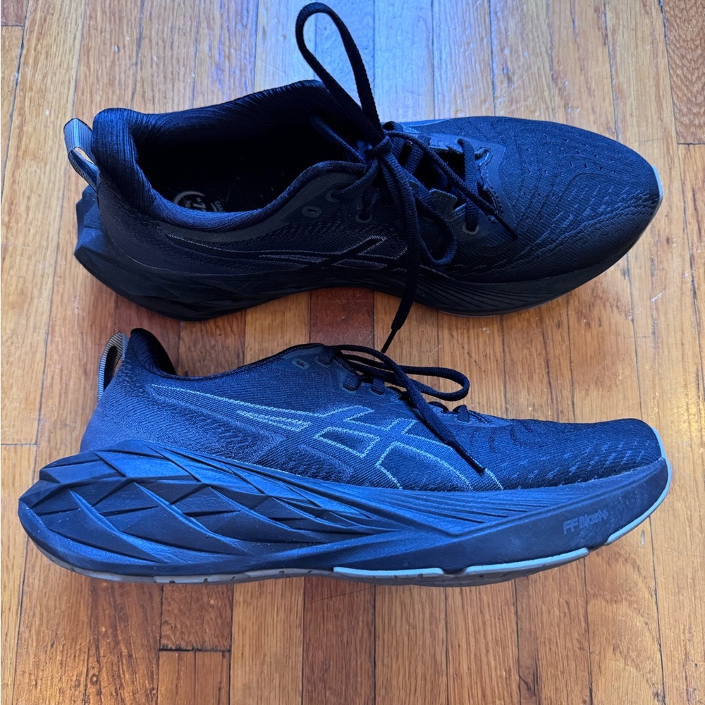ASICS Novablast 4 Black Running Shoes 10.5